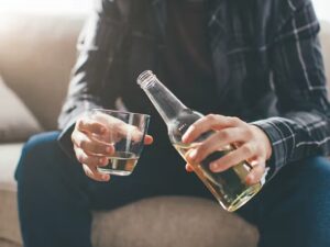 How Alcohol Addiction Reshapes Decision-Making and Daily Life